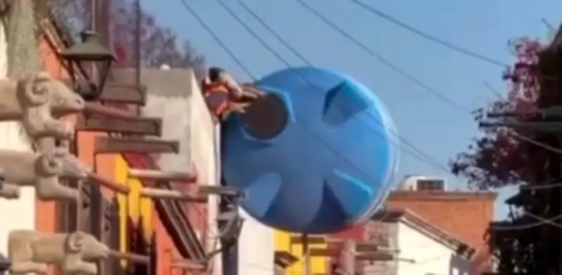 Ingenio Mexicano en Acción: Suben Tinaco Gigante sin Grúas en San Miguel de Allende