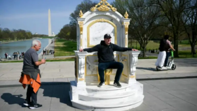 Instalan retrete dorado en Washington para burlarse de las renovaciones de Trump