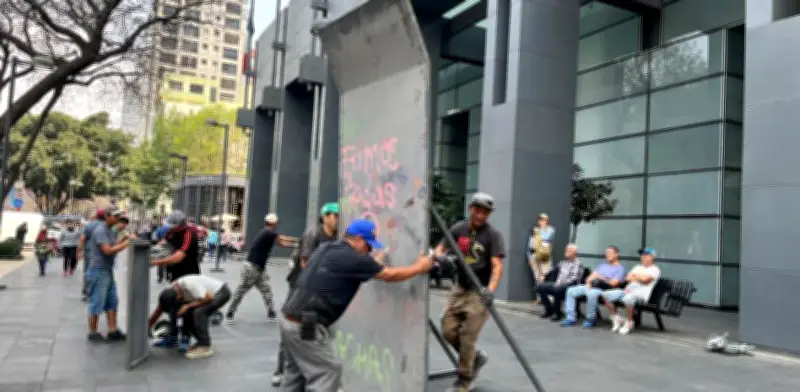 Instalan vallas en Avenida Juárez como medida preventiva para marcha del 8M