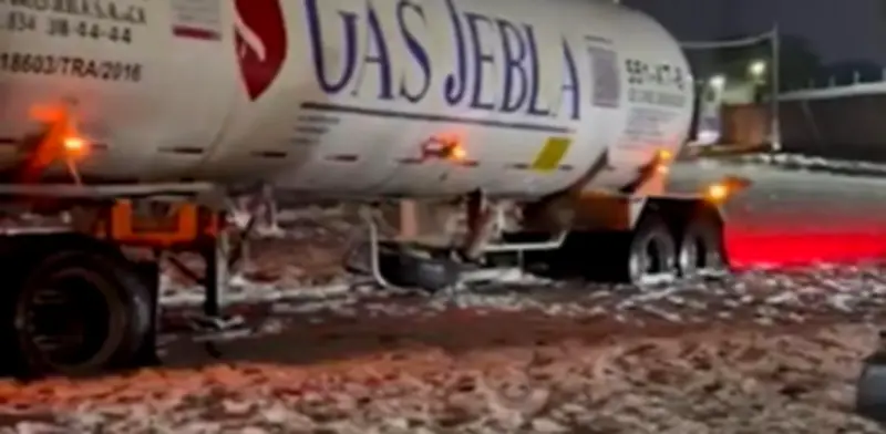 Intensa granizada paraliza autopista México-Pachuca y deja pipa atrapada en Tecámac