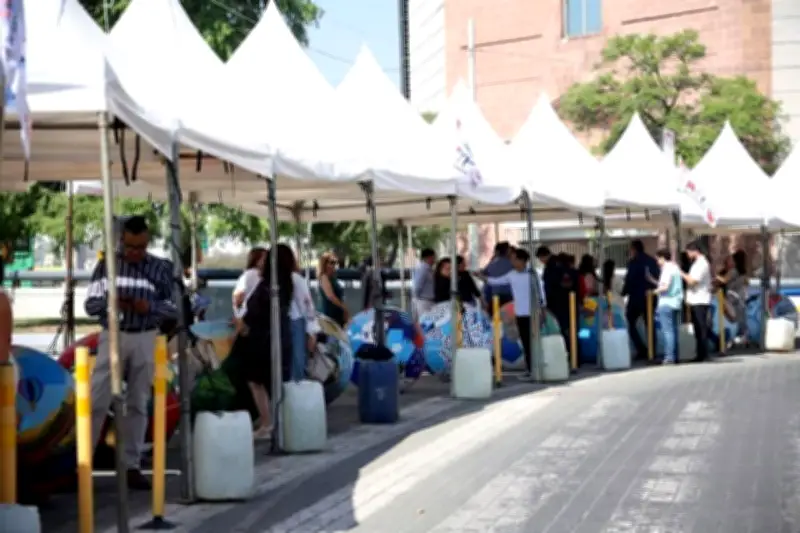 Intervienen balones con arte regio en el centro de Monterrey