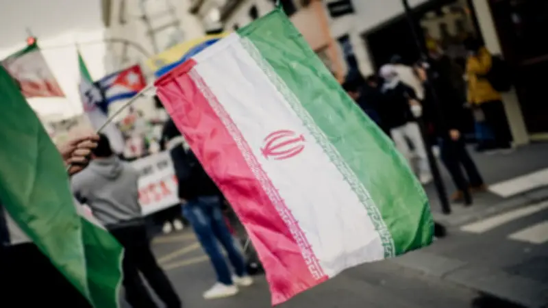 Irán Acusa a EE.UU. de Planear Ofensiva Terrestre Secreta Mientras Finge Diálogo