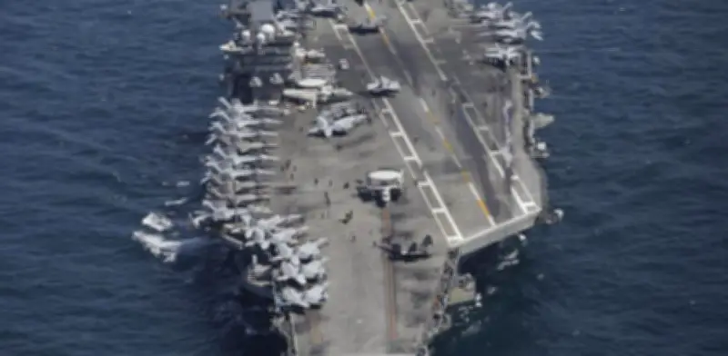 Irán afirma que cuatro misiles impactaron el portaaviones Abraham Lincoln de EU