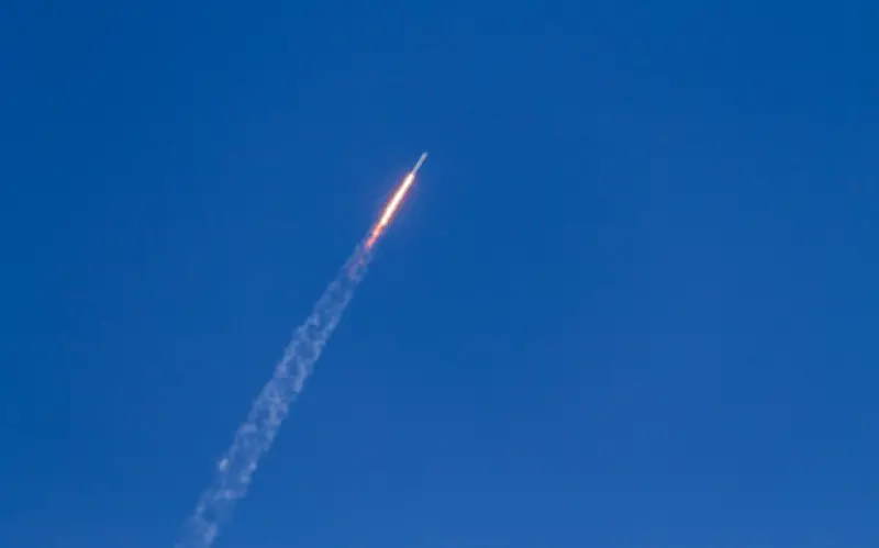 Irán afirma que misiles impactaron portaaviones Abraham Lincoln; EU reporta hundimiento de corbeta