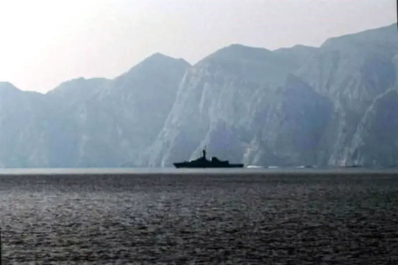 Irán amenaza con cerrar el Estrecho de Ormuz mientras Trump responde con advertencias militares