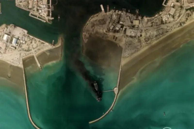 Irán amenaza con incendiar barcos que crucen el estratégico Estrecho de Ormuz