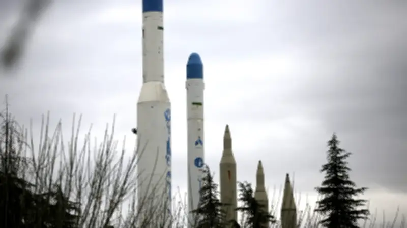 Irán ataca portaaviones estadounidense en el Golfo y rechaza plan de paz de Trump