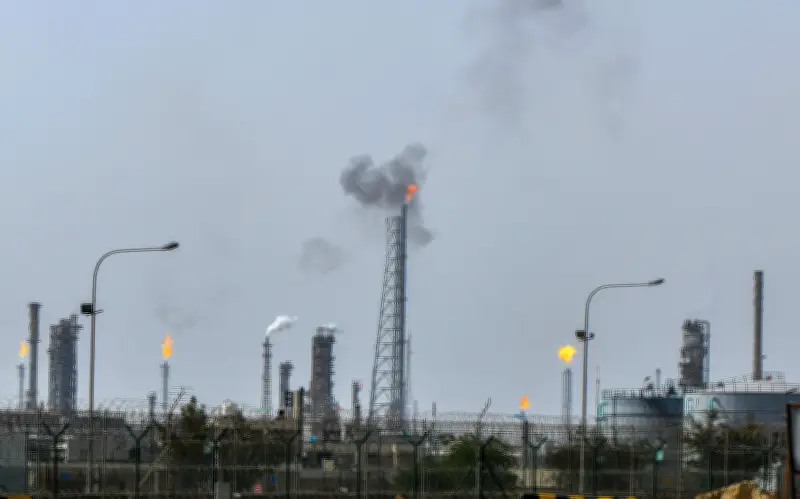 Irán ataca refinería en Kuwait con drones mientras explosiones retumban en Teherán
