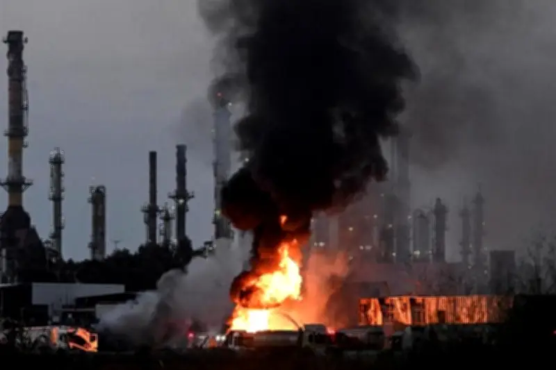 Irán Ataca Refinería en Kuwait Provocando un Masivo Incendio