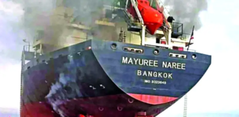 Irán ataca tres buques en el Estrecho de Ormuz; Trump afirma que guerra terminará pronto