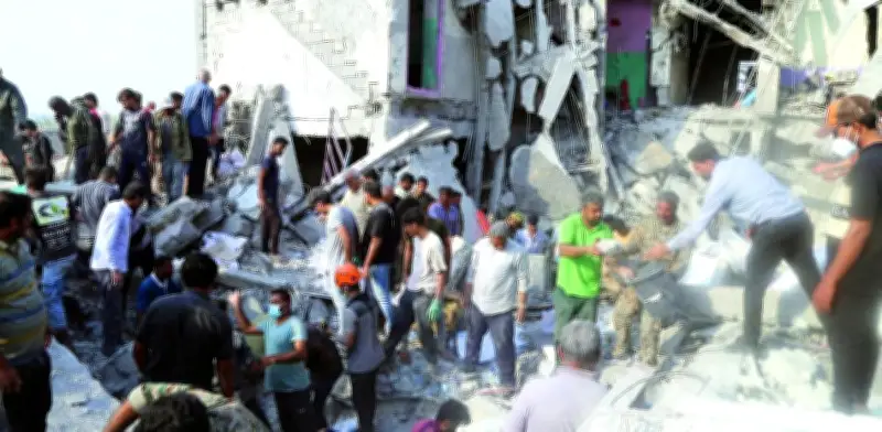 Irán bloquea estrecho de Ormuz y siete países cierran espacio aéreo tras operación militar