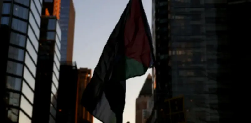 Irán cierra el estrecho de Ormuz y amenaza con atacar barcos, poniendo en riesgo el 20% del petróleo mundial