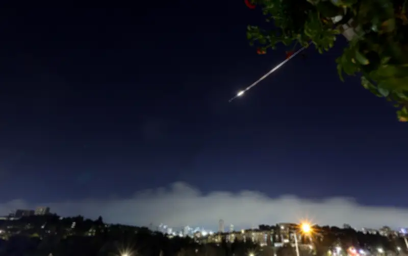 Irán intensifica ataques y líder religioso exige venganza contra Trump tras hundimiento de buque