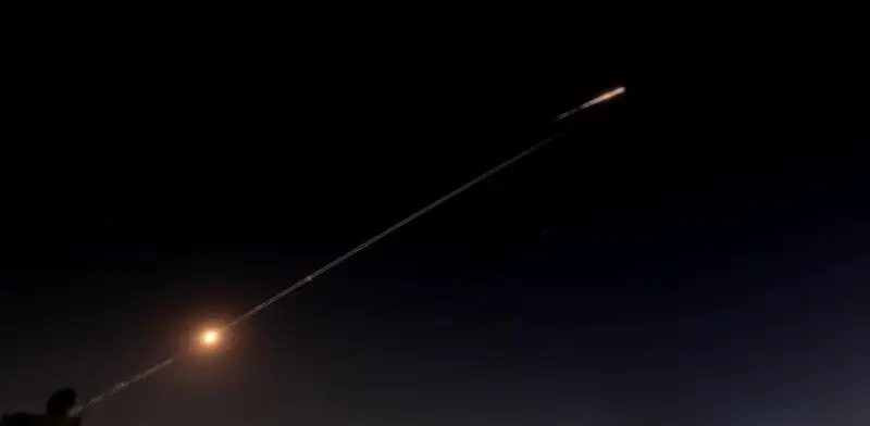 Irán lanza nueva andanada de misiles contra Israel, ampliando el conflicto regional