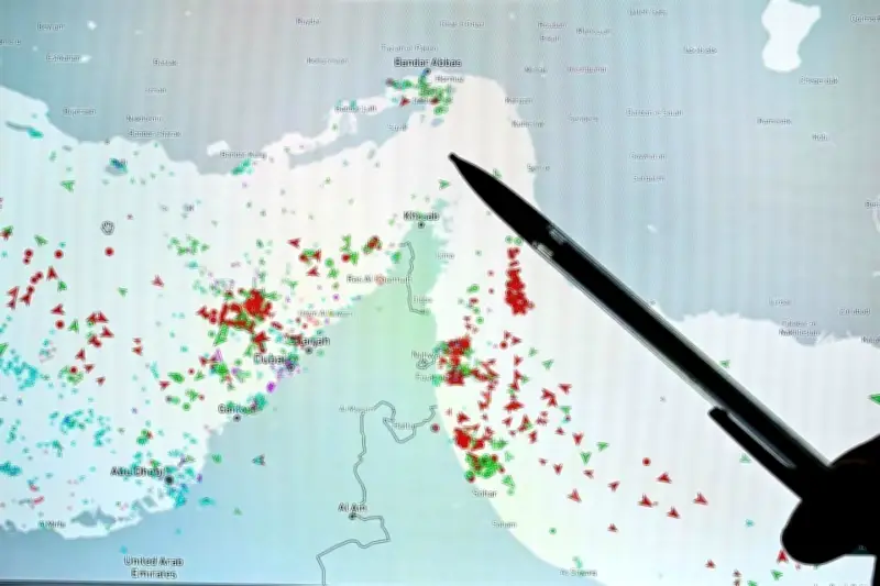 Irán tensa la situación en el Estrecho de Ormuz con minas navales