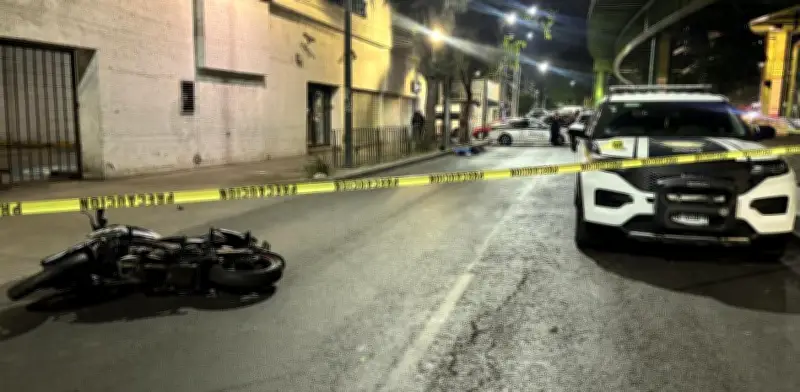 Irresponsabilidad en moto causa muerte en Iztacalco: Tres ocupantes impactan poste