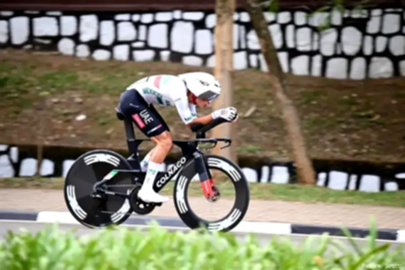 Isaac del Toro culmina décimo en el inicio del Tirreno-Adriático en Italia