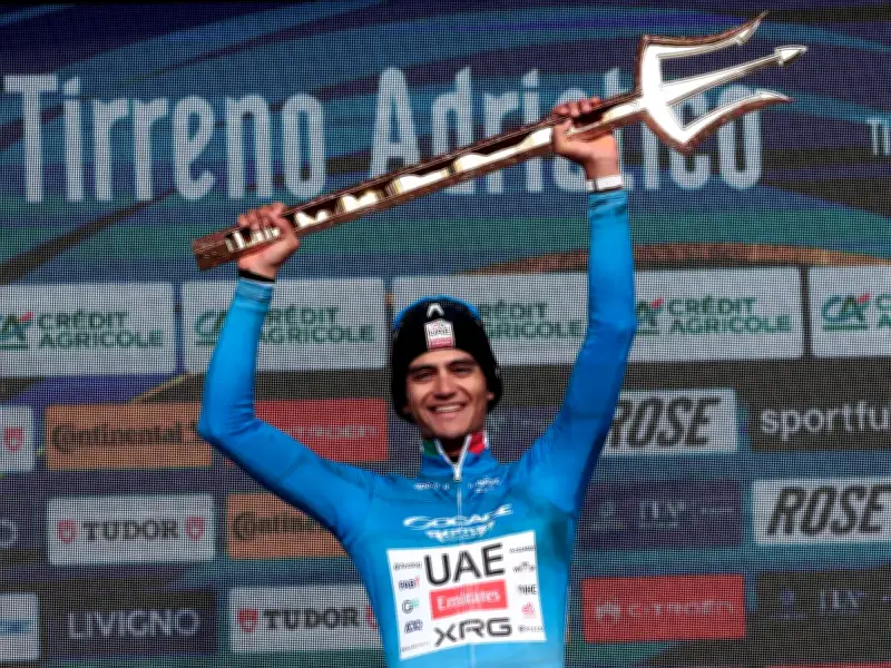 Isaac Del Toro hace historia al ganar la Tirreno-Adriático para México