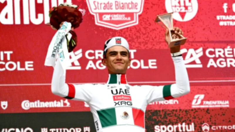 Isaac del Toro hace historia con podio en Strade Bianche 2026