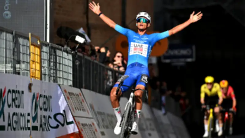 Isaac del Toro llora de emoción tras ganar etapa clave en la Tirreno-Adriático 2026