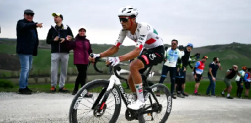 Isaac del Toro se posiciona en el Top 10 de la Etapa 1 del Tirreno-Adriático 2026