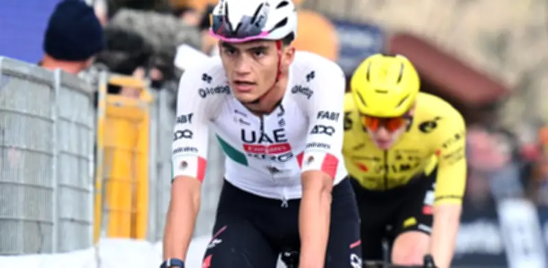 Isaac del Toro y Tadej Pogacar en la Milán-San Remo 2026: Horarios y Transmisión