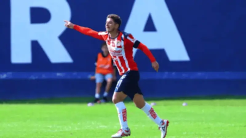 Isaác Brizuela reaparece en el Azteca como vendedor de marquesitas durante México vs. Portugal