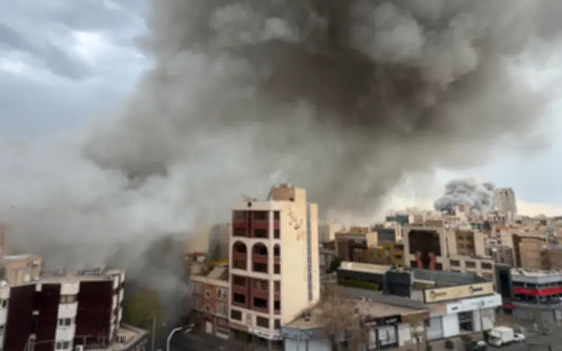 Israel bombardea instalaciones de inteligencia y misiles en Teherán