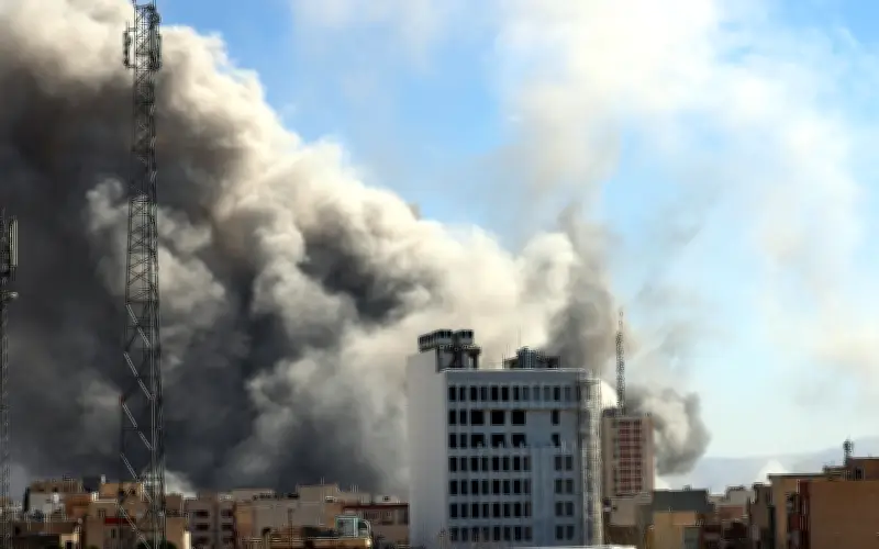 Israel lanza ataques aéreos masivos en Teherán, golpeando sedes oficiales iraníes