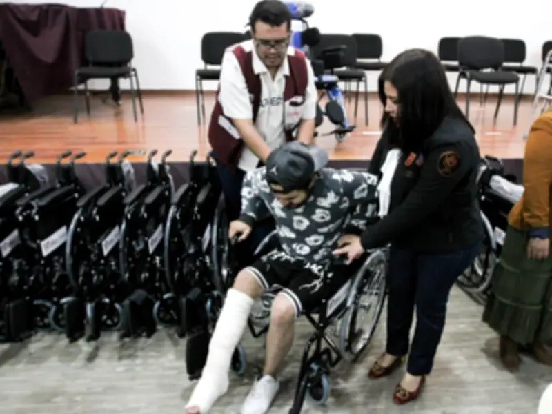 Iztacalco entrega casi cien apoyos ortopédicos y auditivos a personas con discapacidad