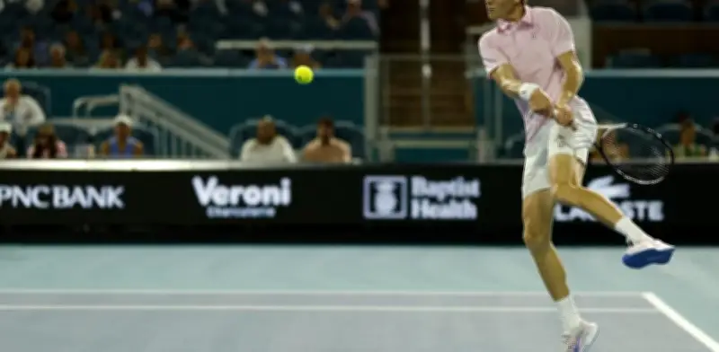 Jannik Sinner extiende su racha invicta a 28 sets tras vencer a Alex Michelsen en Miami Open