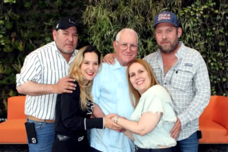 Jesús Garza celebra su 80 cumpleaños con un emotivo desayuno entre amigos y familia