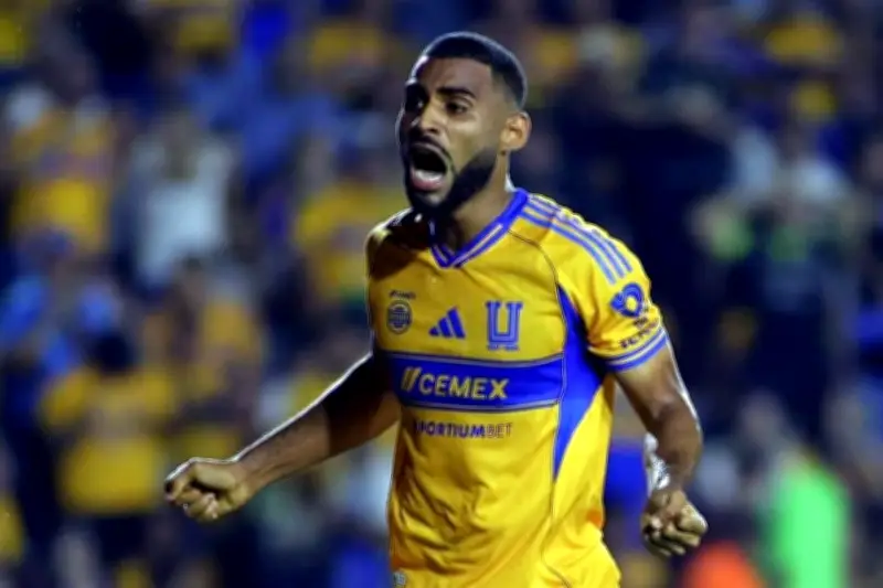 Joaquín Moreno Debuta con Tigres en el Clásico Regio ante Rayados