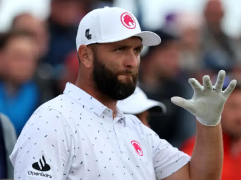 Jon Rahm alquila avión privado para rescatar a golfistas del LIV atrapados en Dubái por conflicto