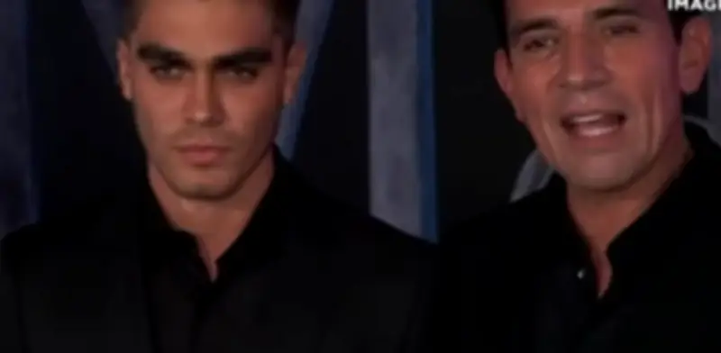 Jorge Salinas presenta a su hijo Santiago en evento de Matilda: joven modelo sorprende por su parecido