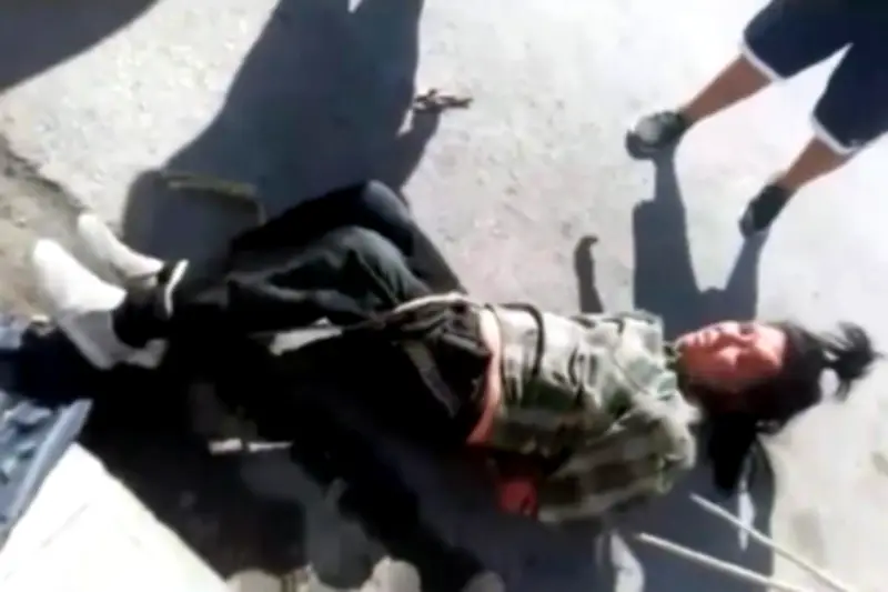 Joven es amarrado por vecinos tras causar daños a vehículos en incidente