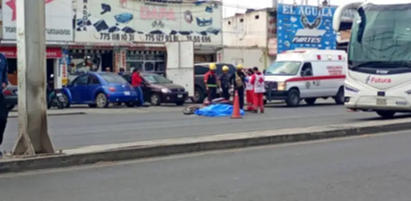 Joven motociclista muere arrollada por camión en Tulancingo; conductor huye del lugar