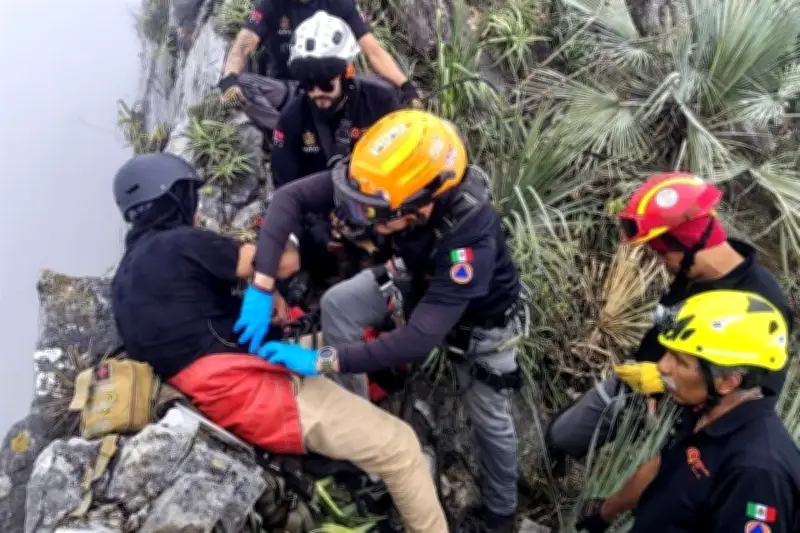 Joven pierde dron en el Cerro de la Silla y sufre caída de 30 metros al intentar rescatarlo