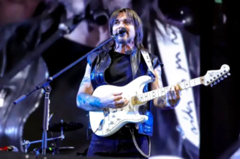 Juanes se presenta en la Ciudad de México con un espectáculo lleno de energía