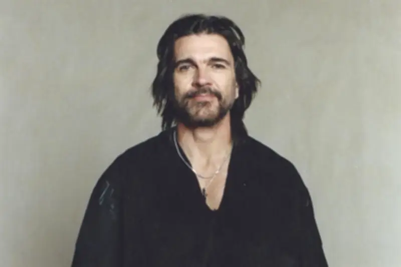 Juanes se vuelve expresionista en su nuevo álbum, explorando nuevas texturas sonoras