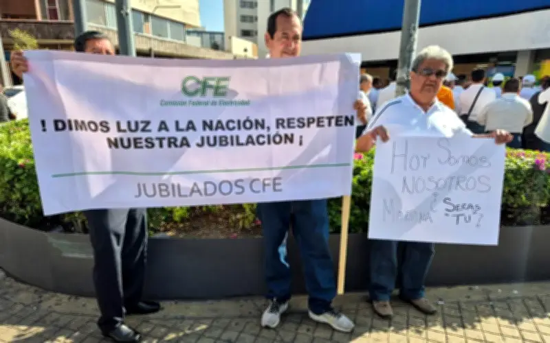 Jubilados de la CFE protestan en Guadalajara contra reforma a pensiones doradas