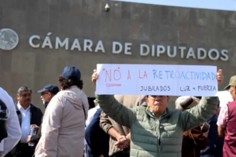 Jubilados de Pemex y CFE queman papelería en San Lázaro en protesta contra reforma de pensiones