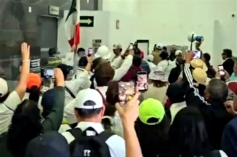 Jubilados intentan ingresar a la Cámara de Diputados en protesta por pensiones