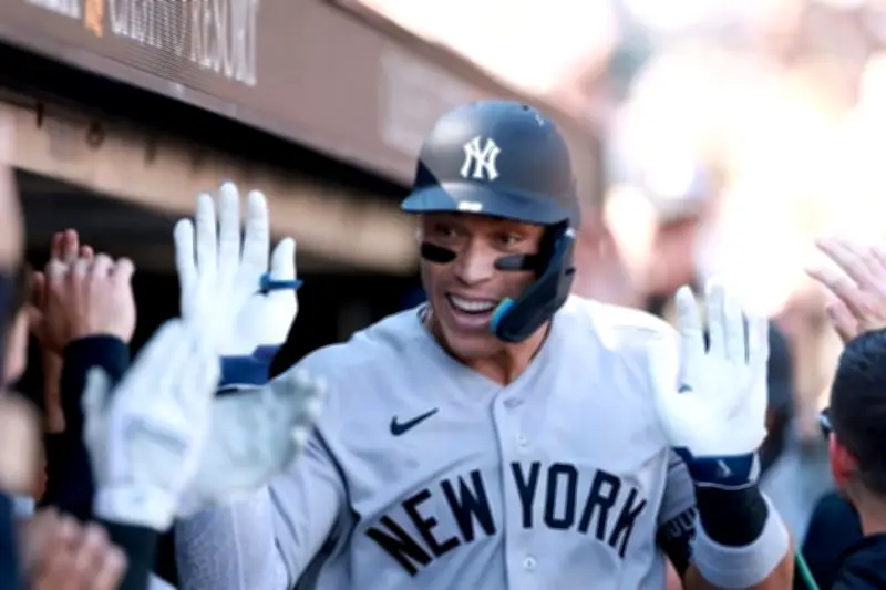 Juez otorga jonrón de dos carreras y Yankees vencen a Gigantes en polémica decisión