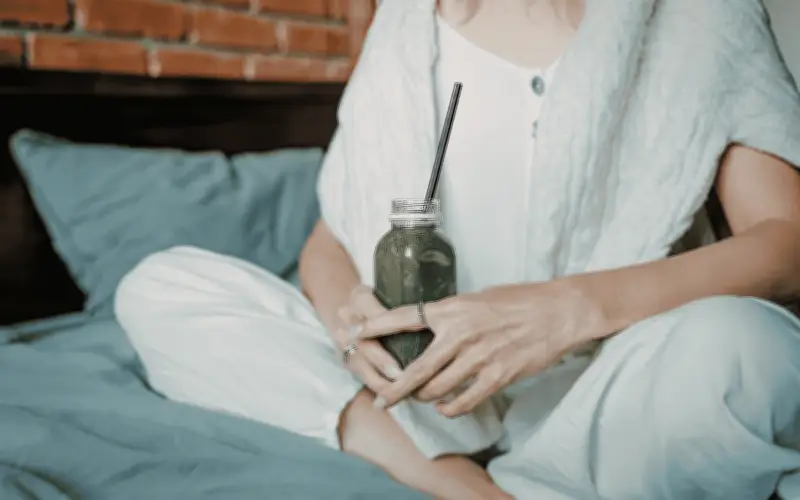 Jugo Verde en el Desayuno: Beneficios y Precauciones para una Rutina Saludable