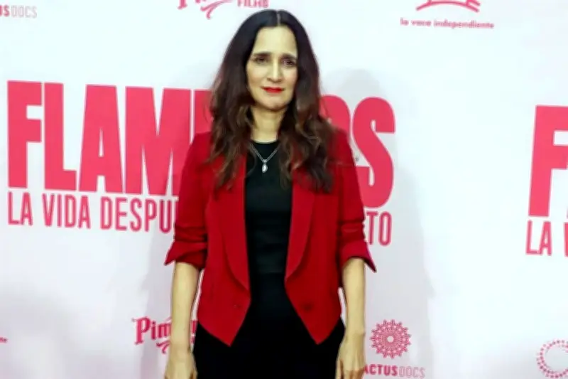 Julieta Venegas abre su memoria personal en su nuevo libro 'Vía Doble'