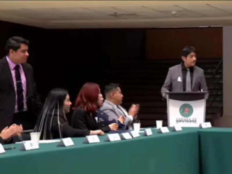 Jóvenes debaten Plan B electoral en Diputados y critican a legisladores como Blanco y Mayer