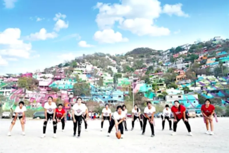 Jóvenes Mujeres Transforman la Cancha de la Campana en un Espacio de Empoderamiento