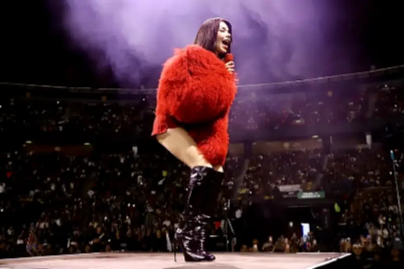 Kenia Os desata su 'karma' en el Palacio de los Deportes con un espectáculo masivo