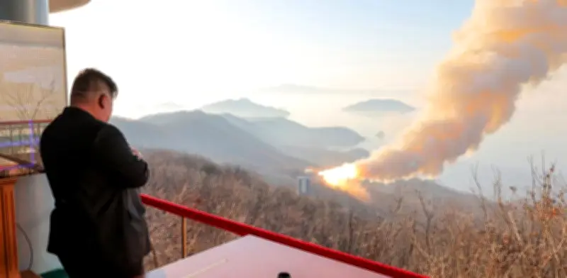 Kim Jong Un supervisa prueba de motor de cohete de combustible sólido en Corea del Norte